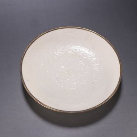 定窑包金花纹盘