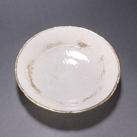 c宋 定窑包金刻萱草纹盘