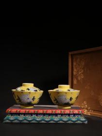 回流 黄地墨彩花卉纹茶盖碗一对。