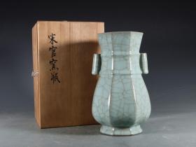 旧藏南宋 官窑青釉八方贯耳瓶。