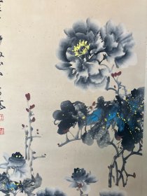 王小古《牡丹》中国当代著名画家，原名崇古，江苏灌南县人，1952年迁居临沂。1937年考入苏州美专，因战火燃及江南而辍学。解放前在苏北一带教小学、中学。1952年调来山东临沂师范学校，落户沂蒙30年。先后在临沂师范、临沂艺校、临沂教育学院任美术老师。生前为中国美术家协会会员、美协山东分会常委理事、临沂县政协副主席、临沂教育学院和山东艺术学院副教授。