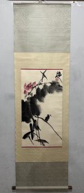 张立辰《荷塘-翠鸟》1960年入浙江美术学院中国画系，1965年毕业后任职于人民美术出版社。1977年后任教于中央美术学院，现为该院副教授，中国画系花鸟画室主任，中国美术家协会理事，美国ABI世界终身成就奖。中国美术家协会会员，北京花鸟画研究会副会长。擅大写意花鸟画，长于指画，偶作山水。