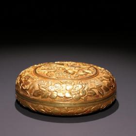 铜鎏金“松树葡萄”盖盒。