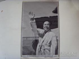 1973年，杭州丝织毛泽东像：【※毛主席在快艇上检阅同江水搏斗的游泳大军※】真丝刺绣