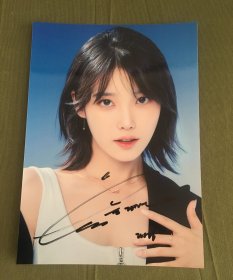 IU 李知恩  Lee Ji Eun  韩国流行乐女歌手、影视演员 签名照片 7寸 2022B