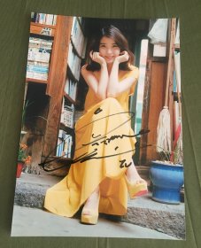 IU 李知恩  Lee Ji Eun  韩国流行乐女歌手、影视演员 签名照片 7寸 2022C
