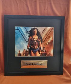 盖尔·加朵（Gal Gadot）亲笔签名照片 10寸 以色列女演员 裱框版本 2023