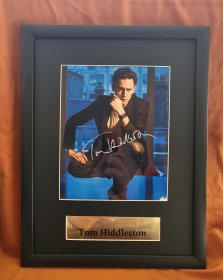 汤姆·希德勒斯顿（Tom Hiddleston） 抖森 亲笔签名照片 10寸 英国男演员 裱框版本 2023