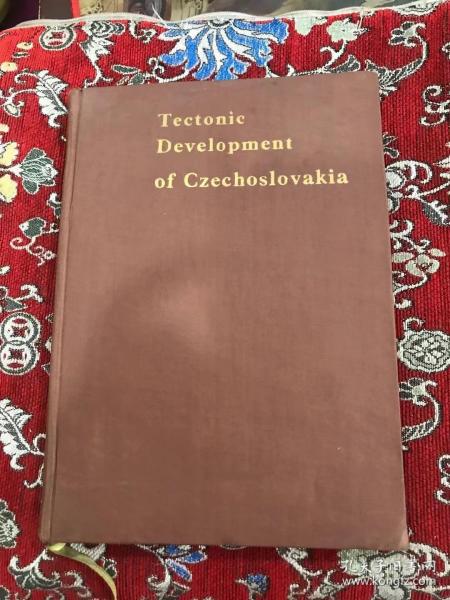 TECTONIC DEVEIOPMENT OF CZECHOSIOVAKIA【签名本，英文原版，后附地图一张】