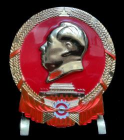 毛主席像章国徽造型摆件（11.2厘米）