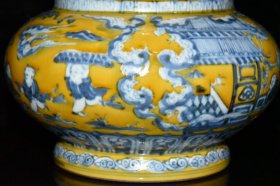 明代宣德黄釉青花婴戏图渣斗