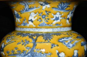 明代宣德黄釉青花婴戏图渣斗