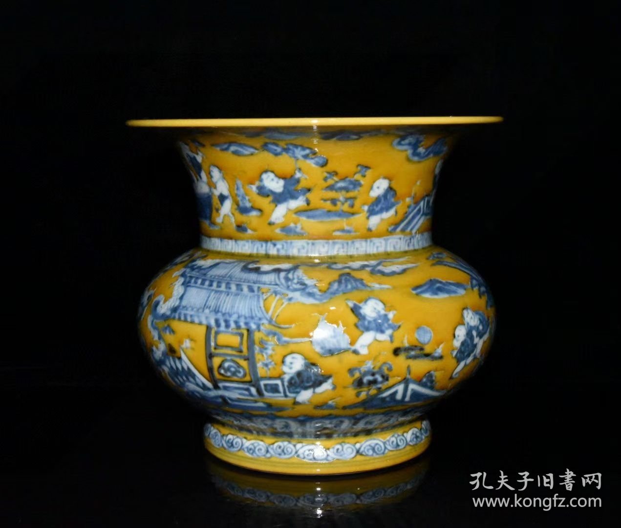 明代宣德黄釉青花婴戏图渣斗