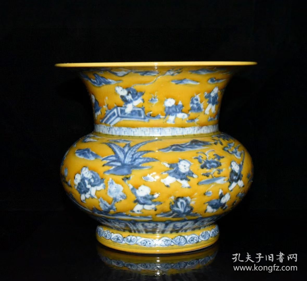 明代宣德黄釉青花婴戏图渣斗