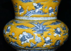 明代宣德黄釉青花婴戏图渣斗