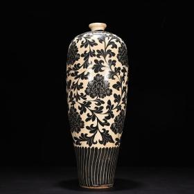 宋磁州窑白地雕刻黑缠枝牡丹纹梅瓶