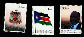 南苏丹 邮票 2011年 开国大典 国旗 、错误国徽、国父加朗 3枚全
