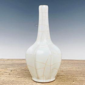 官瓷多棱花瓶，高24.5厘米，直径12厘米