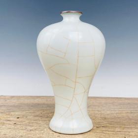 官瓷梅瓶，高24厘米，直径13厘米