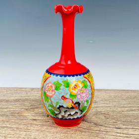 定瓷珐琅彩鱼纹花口瓶，高28.5厘米，直径13厘米