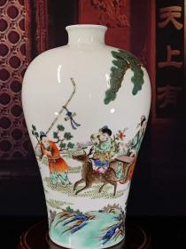 大清雍正年制粉彩人物梅瓶，器形端庄周正、画工精美、瓷质细腻、釉色漂亮、品相一流。