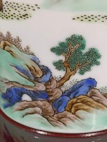 大清雍正年制粉彩人物梅瓶，器形端庄周正、画工精美、瓷质细腻、釉色漂亮、品相一流。