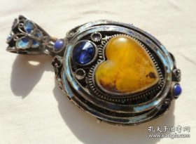 回流的镶心形蜜蜡老吊坠