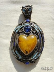 回流的镶心形蜜蜡老吊坠