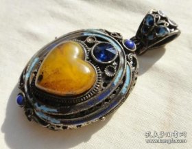 回流的镶心形蜜蜡老吊坠