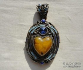 回流的镶心形蜜蜡老吊坠