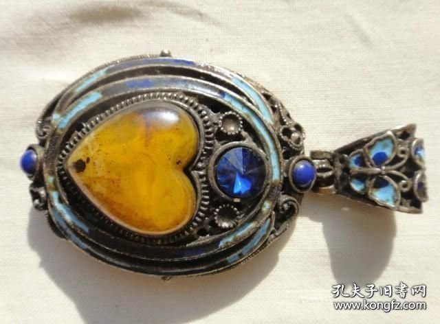 回流的镶心形蜜蜡老吊坠