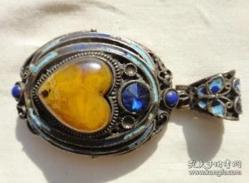 回流的镶心形蜜蜡老吊坠