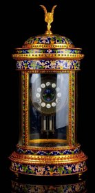 44_鎏纯金镶嵌宝石景泰蓝西洋钟表。鎏纯金，景泰蓝，镶嵌宝石，水晶罩。打点报时正常使用。完好。高55直径25公分，重18.6斤。