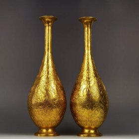 56_唐代·宫廷御用铜鎏金长颈瓶一对。錾刻龙凤纹，鎏纯金，高38.3直径13公分，总重6.4斤。
