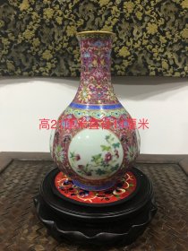 清代粉彩开窗花鸟纹胆瓶