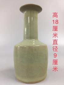 官窑 瓶子   高18厘米直径9厘米