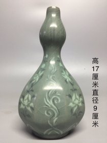 青瓷花卉葫芦瓶