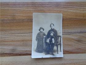民国时期拍摄的母子三人合影老照片