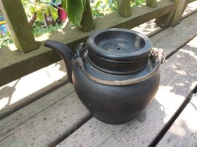 打有锯子的清末豫丰制作的名壶款黑紫砂大寿星壶