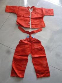 民国时期婴儿穿的红丝绸上衣裤子一套