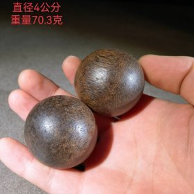 旧藏 一对沉香手球 1858 把件