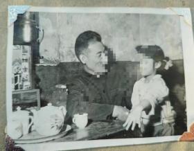 原版老照片1058 包老包真 北京天桥艺人武术演员朱国良今昔生活两重天