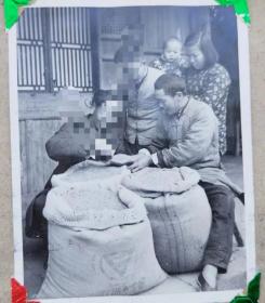原版老照片1574  包老包真    浙江鄞江抽水机站的建立，为当地农业的丰收打下了基础