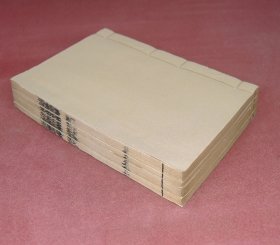 民国涵芬楼据明代屠隆评点本影印【徐孝穆集】原装4册十卷一套全，纸张呈棕黄色，（南朝梁陈）徐陵著，徐陵，字孝穆，山东省郯城人，为南北朝时期“宫体诗”的代表人物，与庾信齐名。《玉台新咏》是徐陵的代表作，其辞藻华丽，诗风绮艳。可以说是六朝骈文中的杰作。本书列为四库全书别集之首。