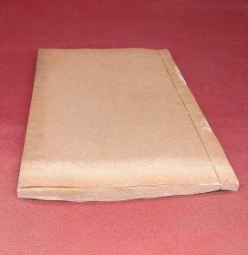花卉类古典著作】明代汲古阁精刻本《唐昌玉蕊辨证》原装1册全，大16开本，刻印精美，初刻初印，书口刻“汲古阁”3字，卷末有汲古阁主毛晋的手书题跋。（宋）周必大著。唐昌是长安城中的一个道观，观中有株玉蕊花，唐朝时种植。宋朝时亦无人认识。周必大亲眼去观看考证，确定是玉蕊花，因此著书记录之：玉蕊花，苞初甚微，…………须如冰丝，上缀金粟。花心状类胆瓶……，高丈余。汲古阁版本为该书第一个单行本，存世极为稀见。