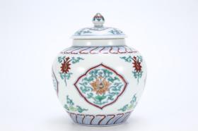 大清雍正年制款 斗彩花卉盖罐。