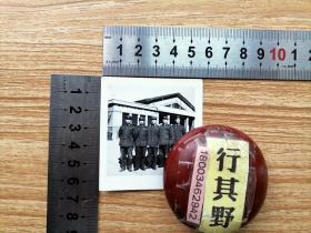 黑白照片1张【5位军人合影留念，背景为建筑，70年代】尺寸：6.2*5.8cm 包老包真