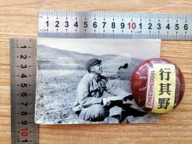 黑白照片1张【1名人员在田野调查，70年代】尺寸：13*9cm 包老包真