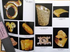 古韵幽情【寒石斋藏珍集萃】韩晋都，字霄龙，笔名寒冰，号寒石斋主，1953年生，北京人。中国首批收录在中国摄影家辞典的摄影家之一，先后在山西画报社、新华社中国图片报社、关公文化研究理事会、晋阳古城研究会、山西省文物资料信息中心等处任职，对青铜器、金石造像、古代玉器、陶瓷、近现代书画等收藏均有研究。古韵幽情为其收藏的玉器 陶瓷 佛像 书画 文房杂项等五大类古玩600余件，按品类年代排序