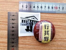 黑白照片1张【2名军人在某建筑前合影，70年代】尺寸：6.2*5.8cm 包老包真